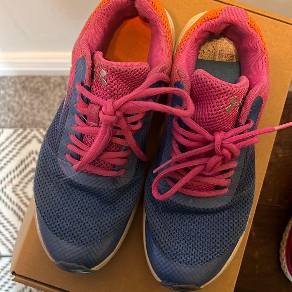 Under armour sneakers size 5.5 usa